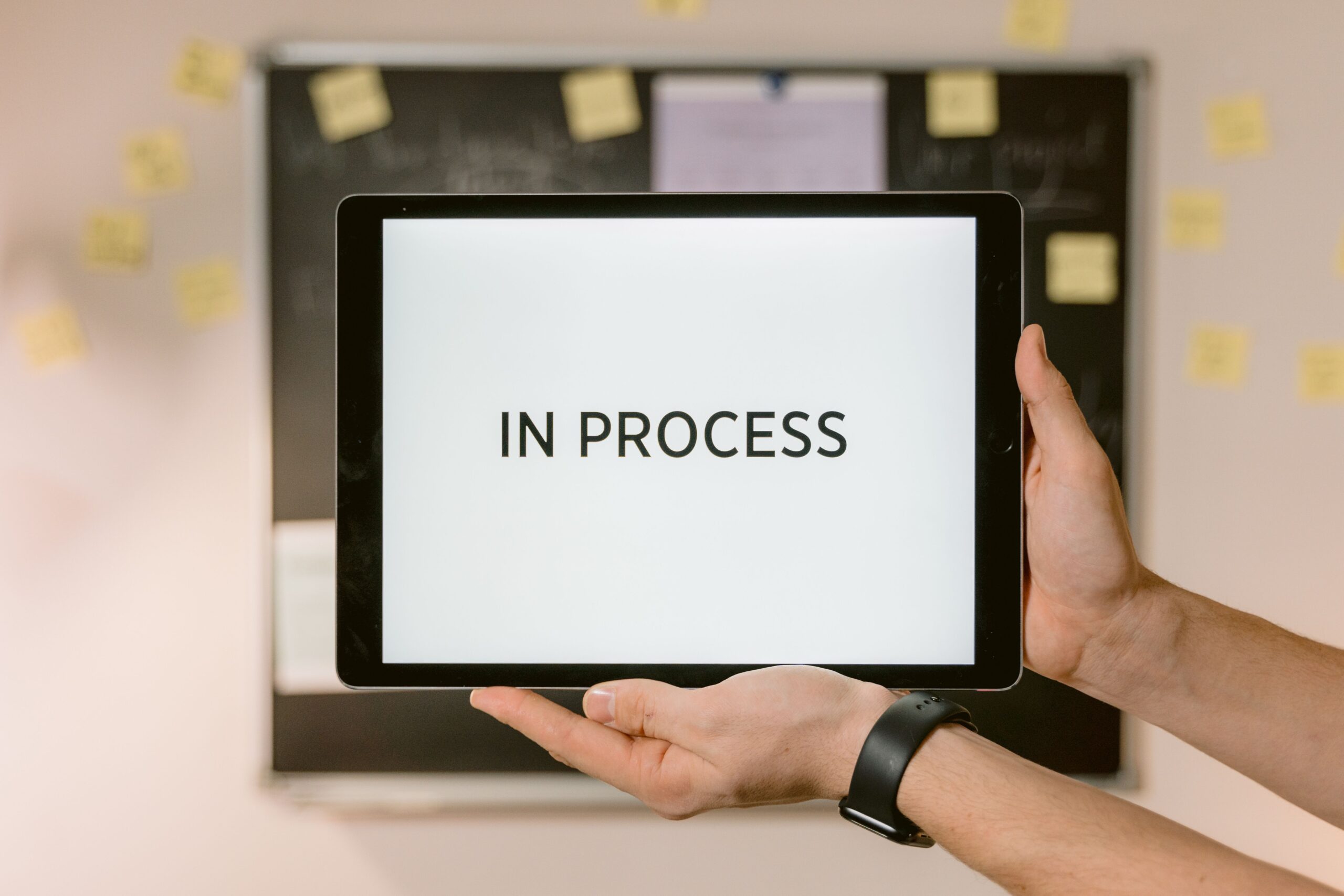 Professionnel consultant un workflow documentaire en cours sur tablette dans un bureau