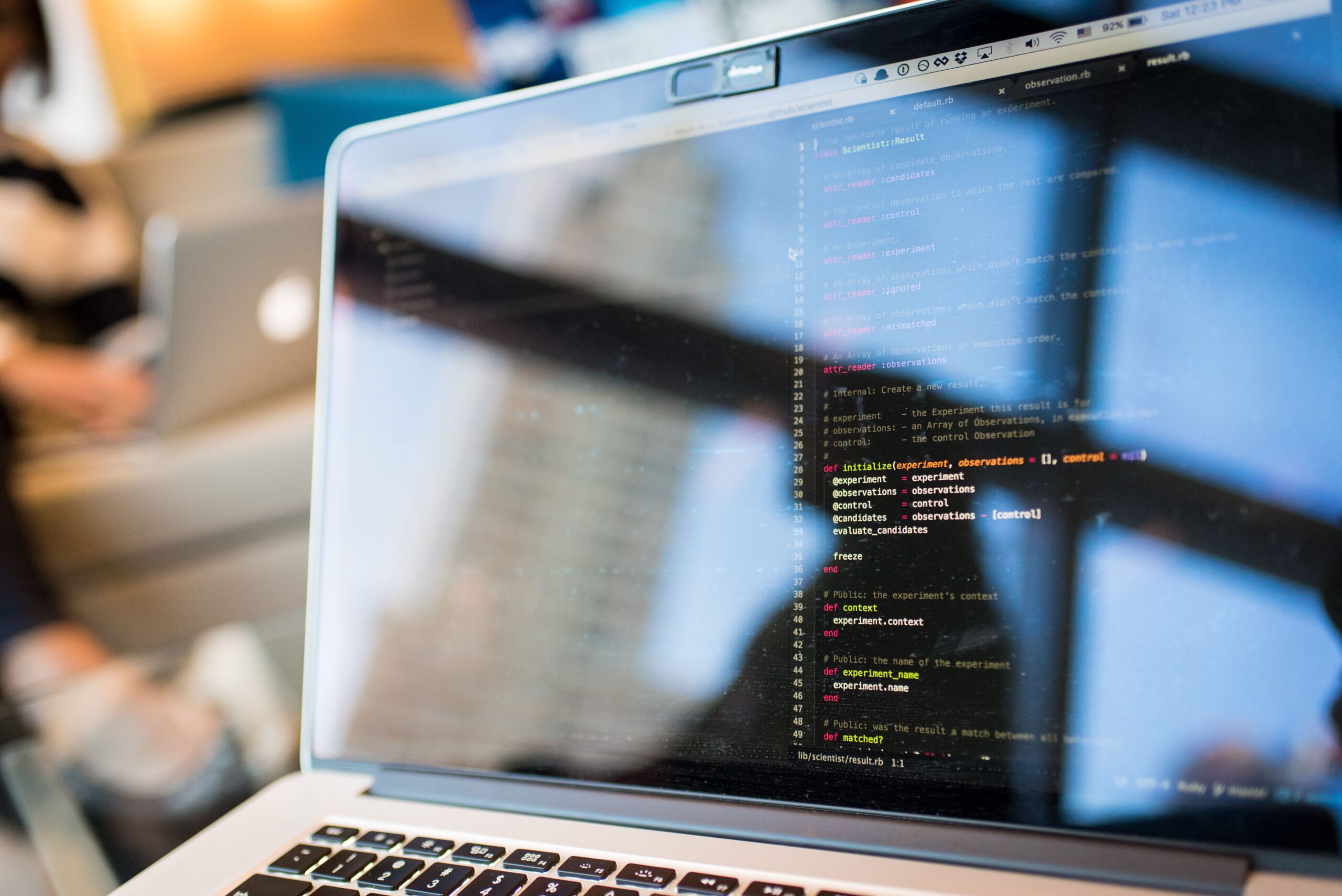 Développeur travaillant sur un logiciel métier sur mesure devant un écran de code