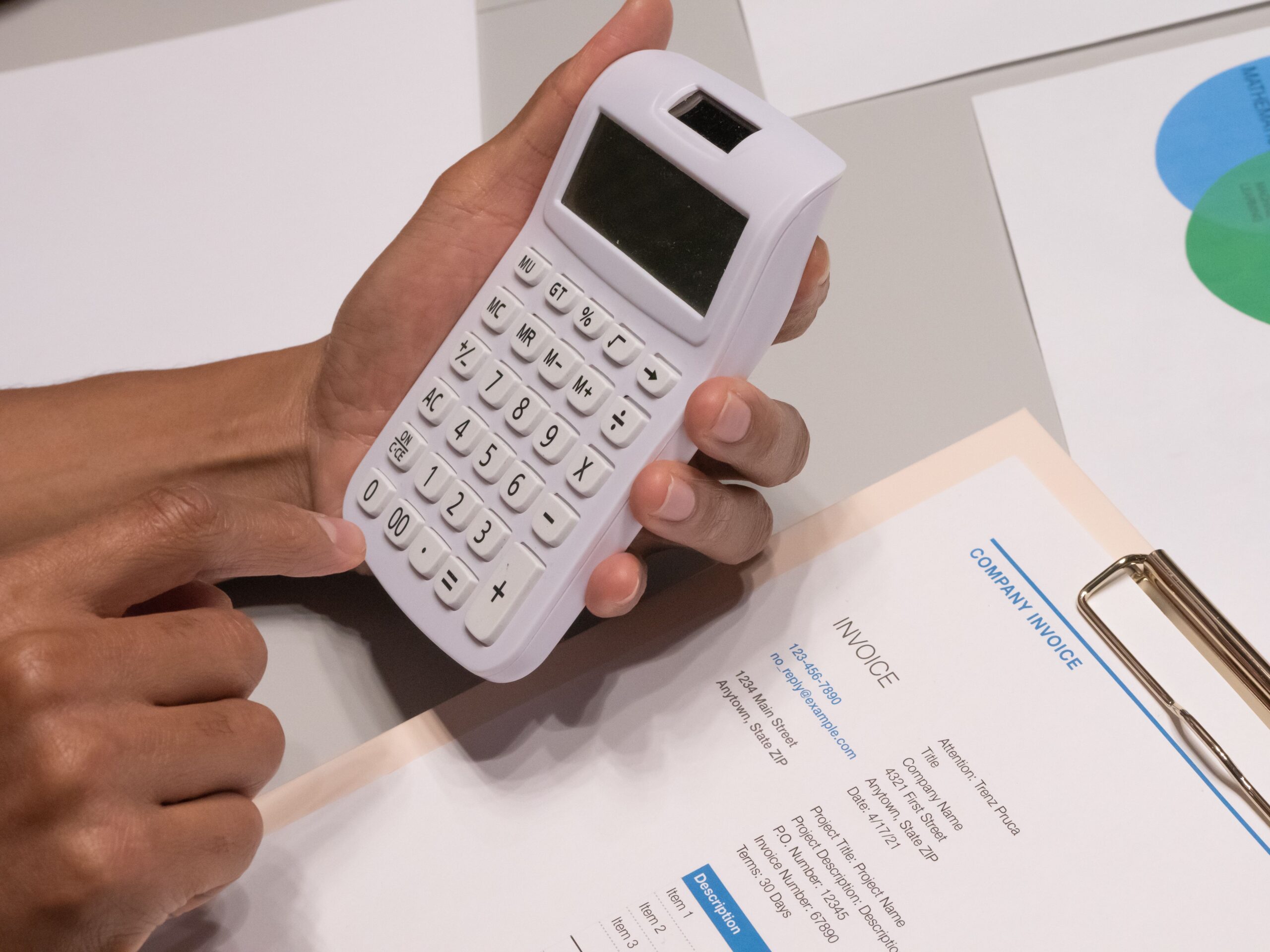 Calcul de facture avec calculatrice — réforme facturation électronique 2026 pour les PME